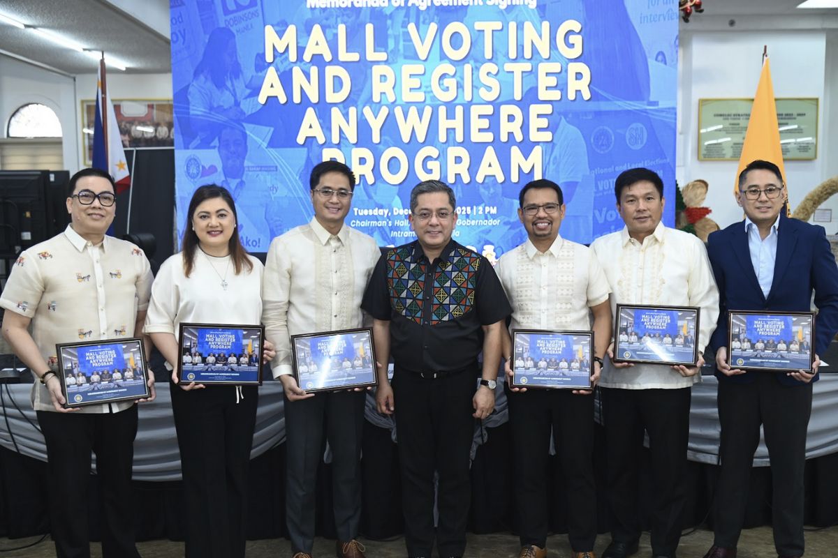 Representatives from COMELEC and SM Supermalls pose for a ceremonial photo after the signing.